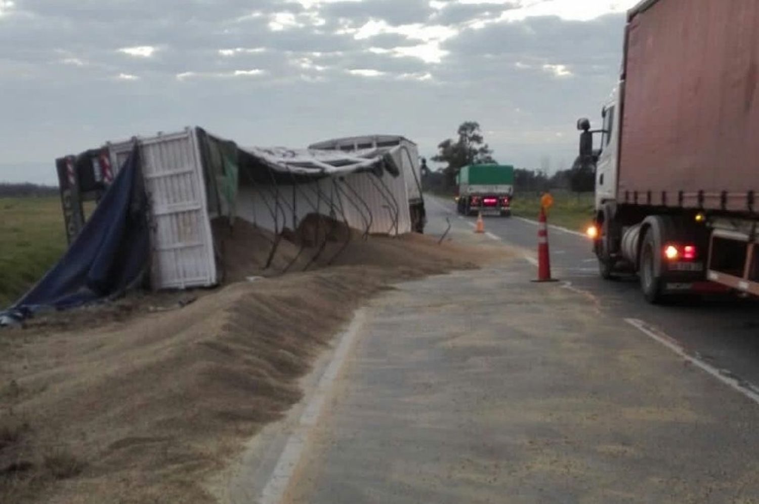 Camión volcó su acoplado en jurisdicción de Colonia San José