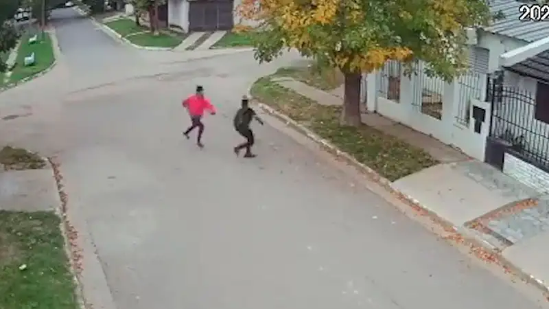 Inseguridad en Entre Ríos: Le roba mochila a un adolescente y le patea la cabeza antes de irse