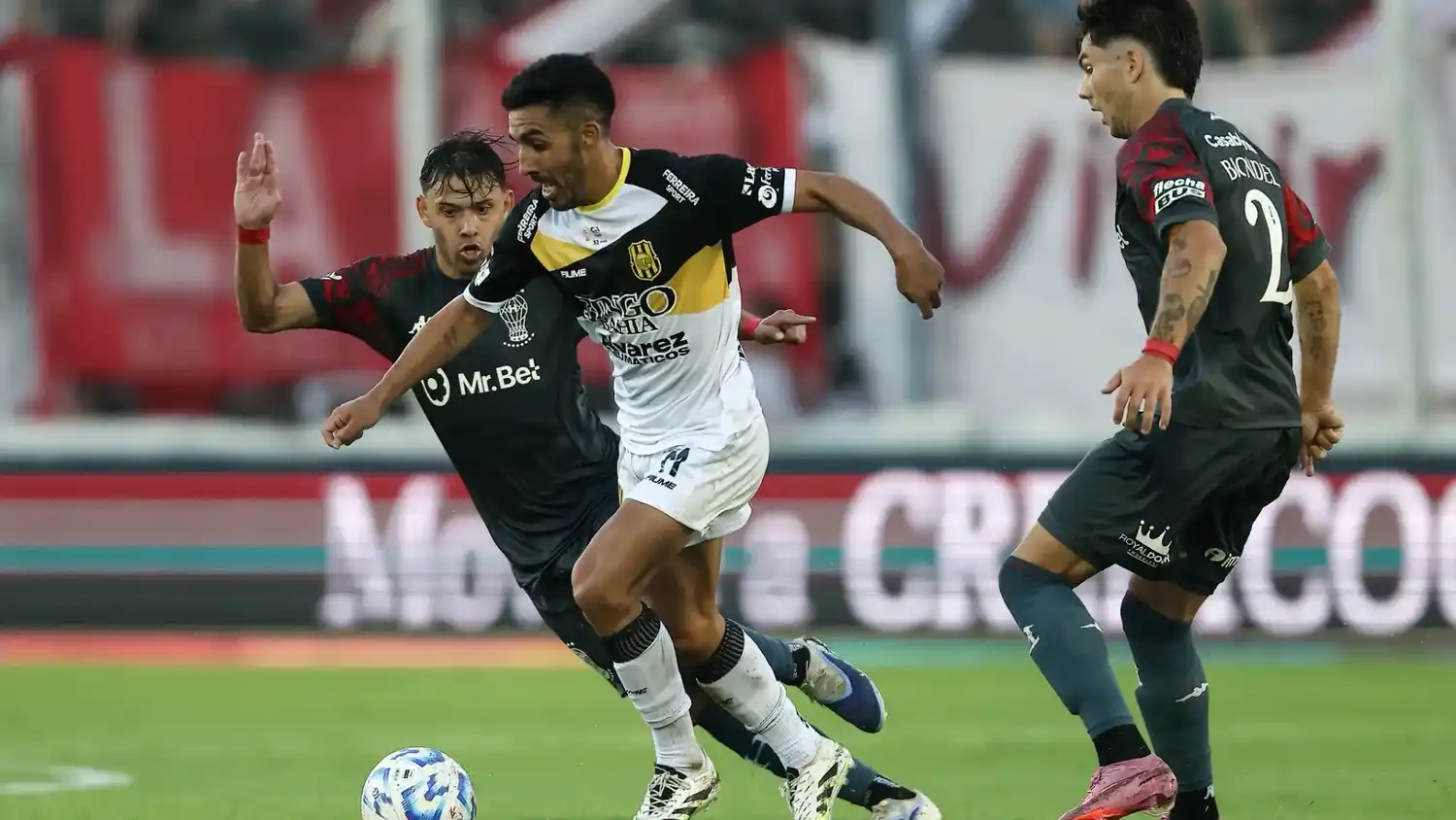 Romero y Blondel, autores de los goles de Huracán, marcan a Diego Ramírez.