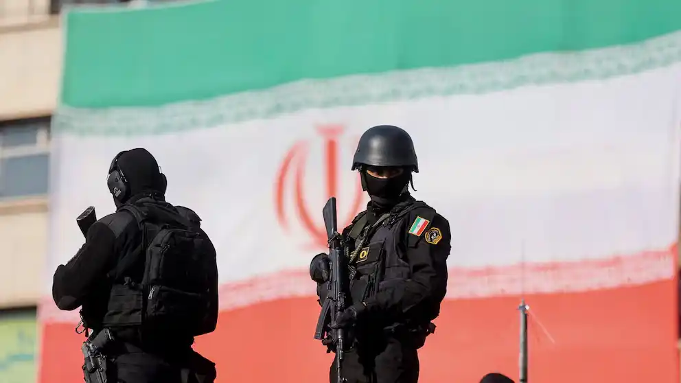 Varios policías vigilan una manifestación en Teherán, Irán (Stringer/WANA vía Reuters)