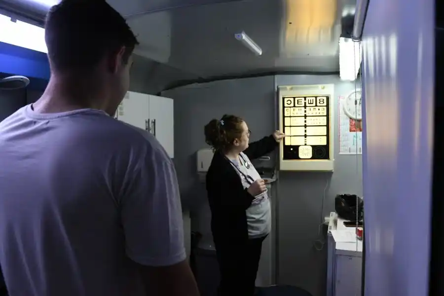 El Ómnibus Sanitario brinda sus servicios en la Plaza 25 de Mayo