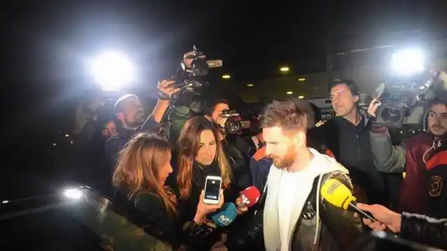 Messi llegó a Barcelona y eludió a los periodistas