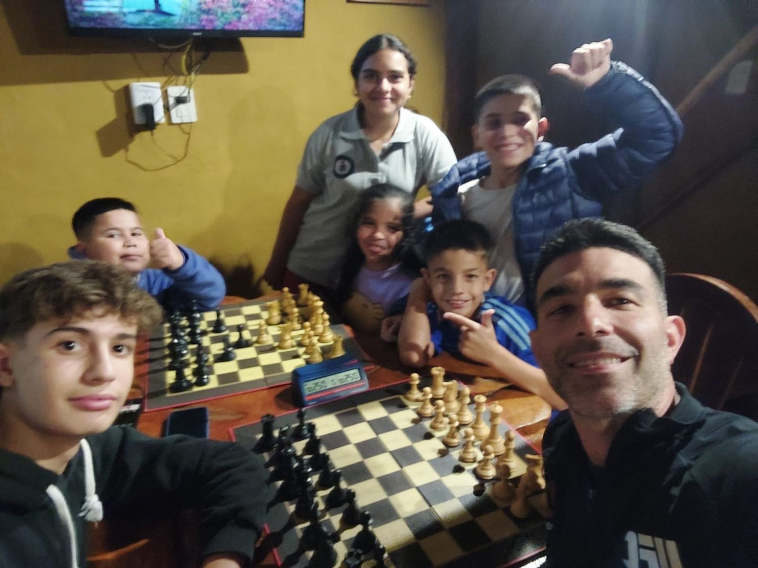 Mauro Pérez (der.) junto a algunos de los alumnos que participaron en Mar del Plata.