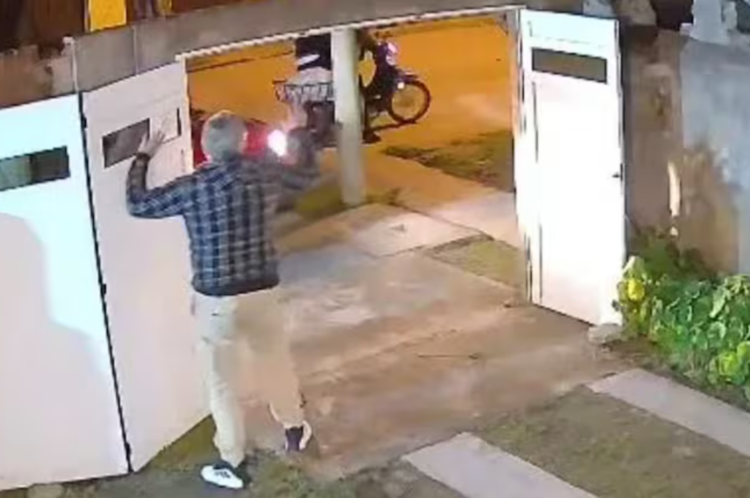 Así motochorros robaron una camioneta en 15 segundos