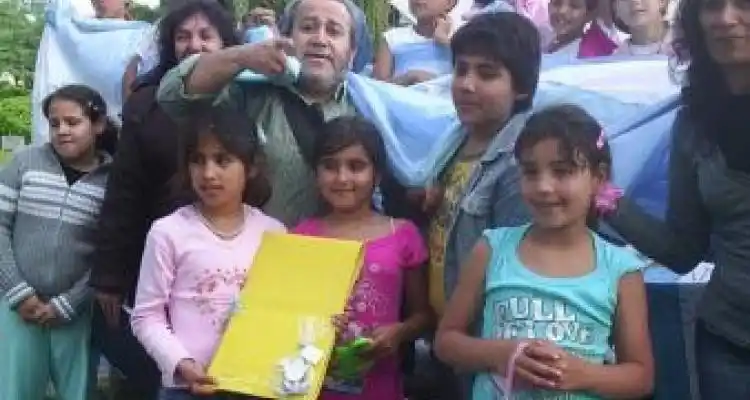 Una bandera que crece con la sonrisa de los chicos