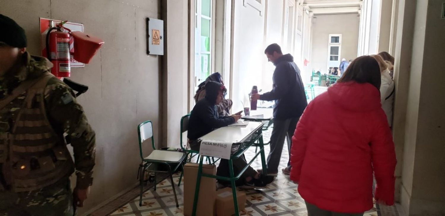 Mañana fría. Las autoridades de mesa muy abrigados y con el mate para pelearle a la baja temperatura. 