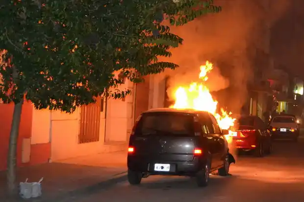 Un auto quedó destruido por un incendio