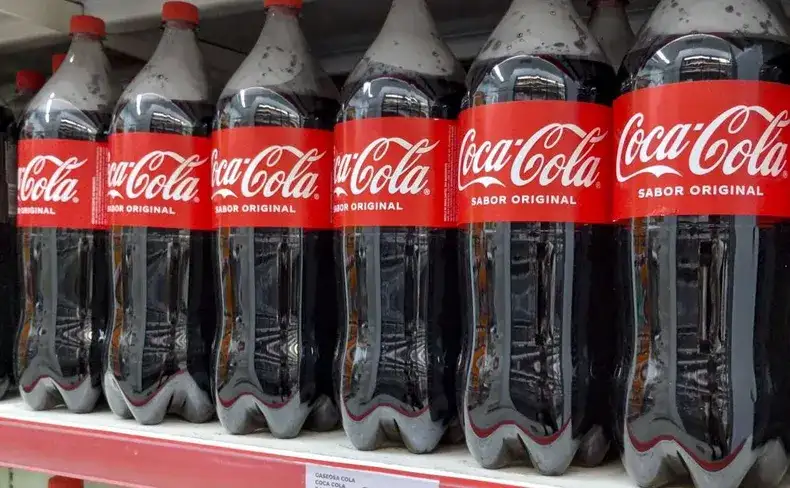 Por la caída del consumo, Coca Cola sale a rematar las gaseosas en la góndola