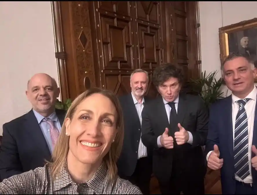 Senadores bonaerenses con Milei