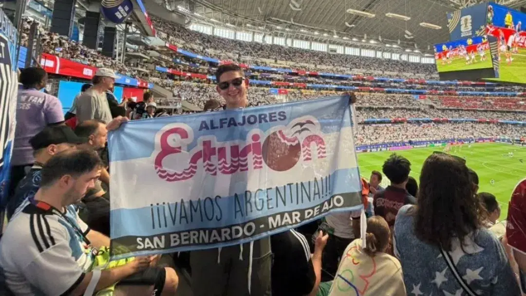 Un periodista de La Costa llevó la bandera de San Bernardo y Mar de Ajó a Dallas durante la victoria de Argentina