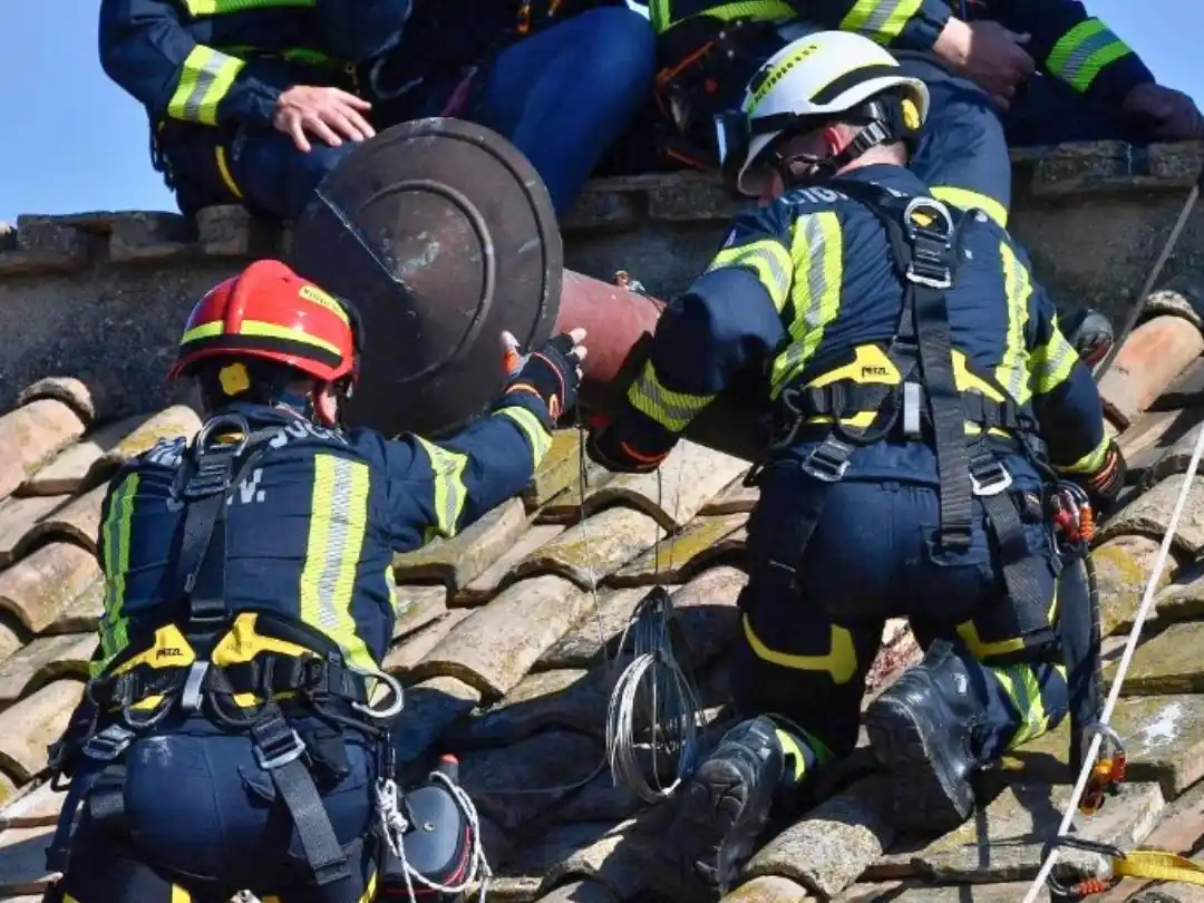 De la chimenea saldrá humo negro si no se eligió al nuevo Papa, o blanco si fue elegido.