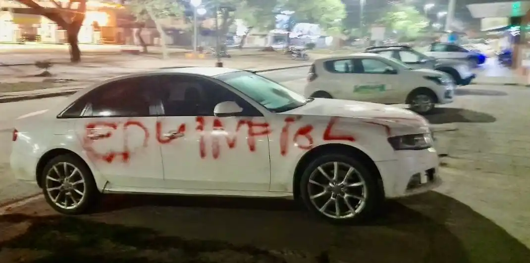 “Infiel”: la pintada viral con la que apareció un auto en Formosa
