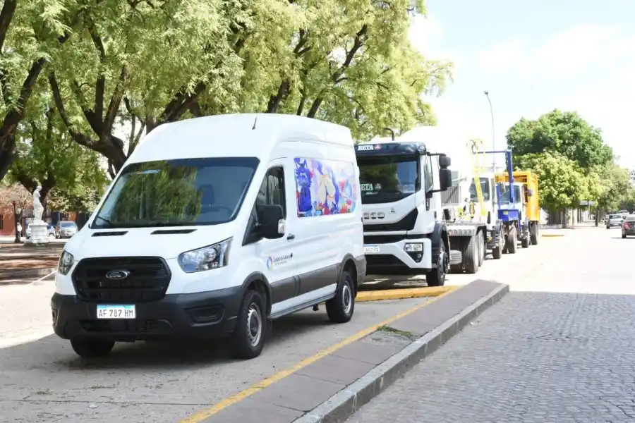 Se sumaron a la flota municipal un camión compactador de residuos, un camión mixer, una tráfic y un tractor.