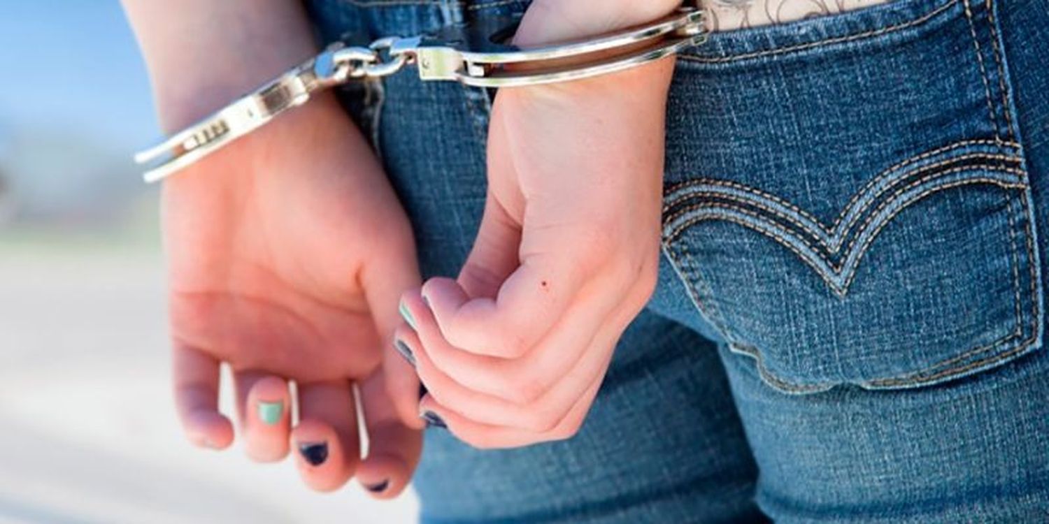 ¡DESALMADA! Adolescente presa por matar a golpes a su hija en Trujillo