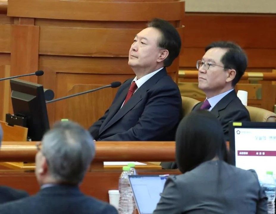 Yoon Suk-yeol en una de las 10 audiencias anteriores ya que no concurrió a la más reciente