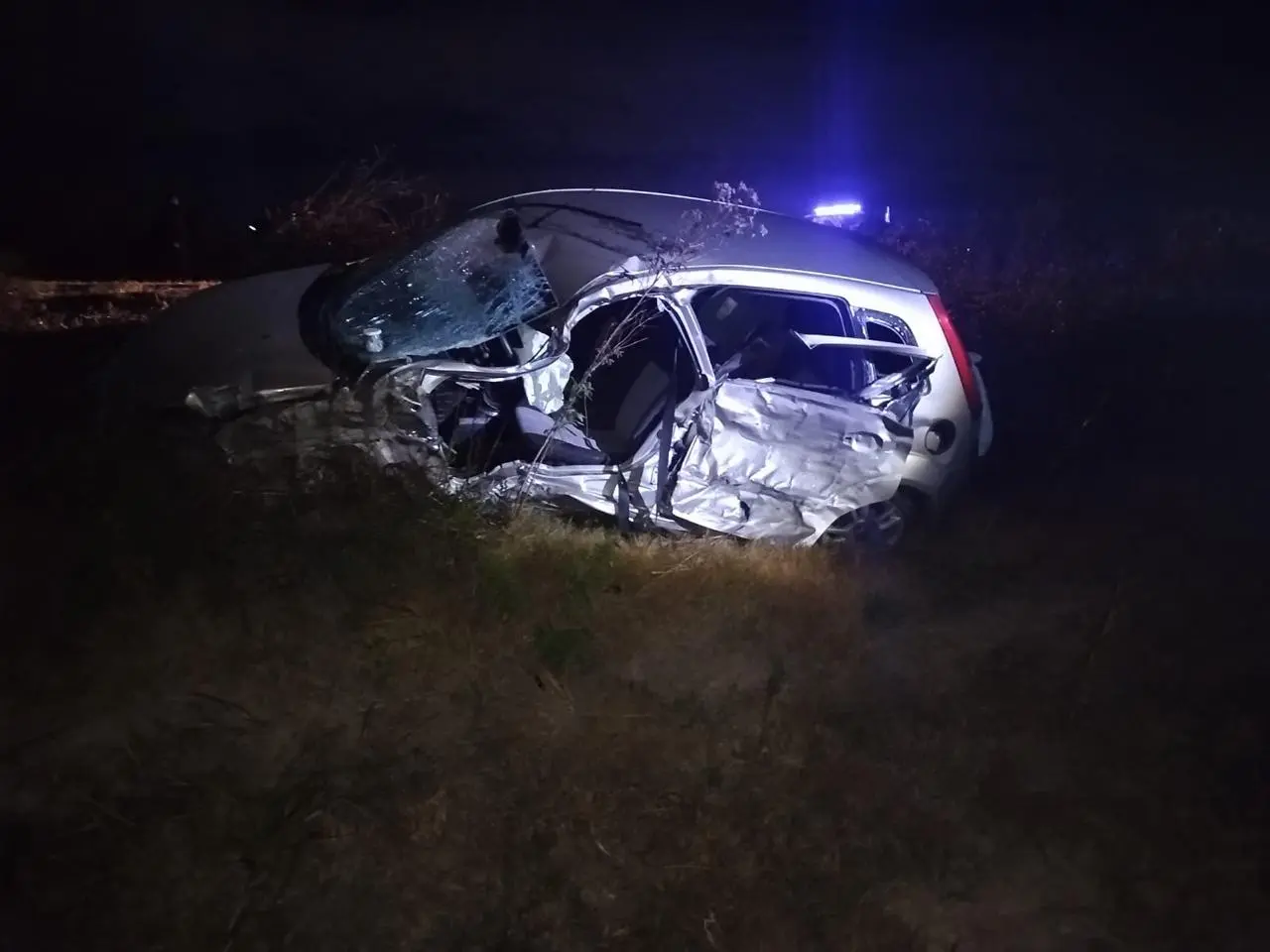 Accidente en La Cabral: colisión entre un Ford Fiesta y un camión cargado con soja