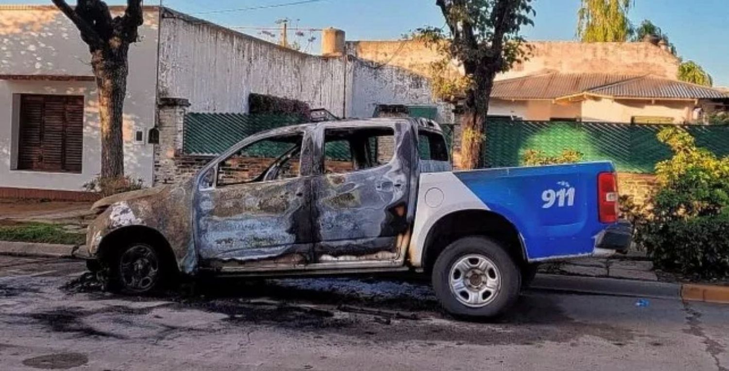 Sancti Spíritu: incendiaron dos móviles policiales frente a la Comisaría