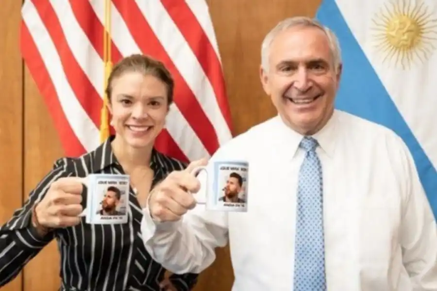 El embajador de Estados Unidos se  subió a la Scaloneta