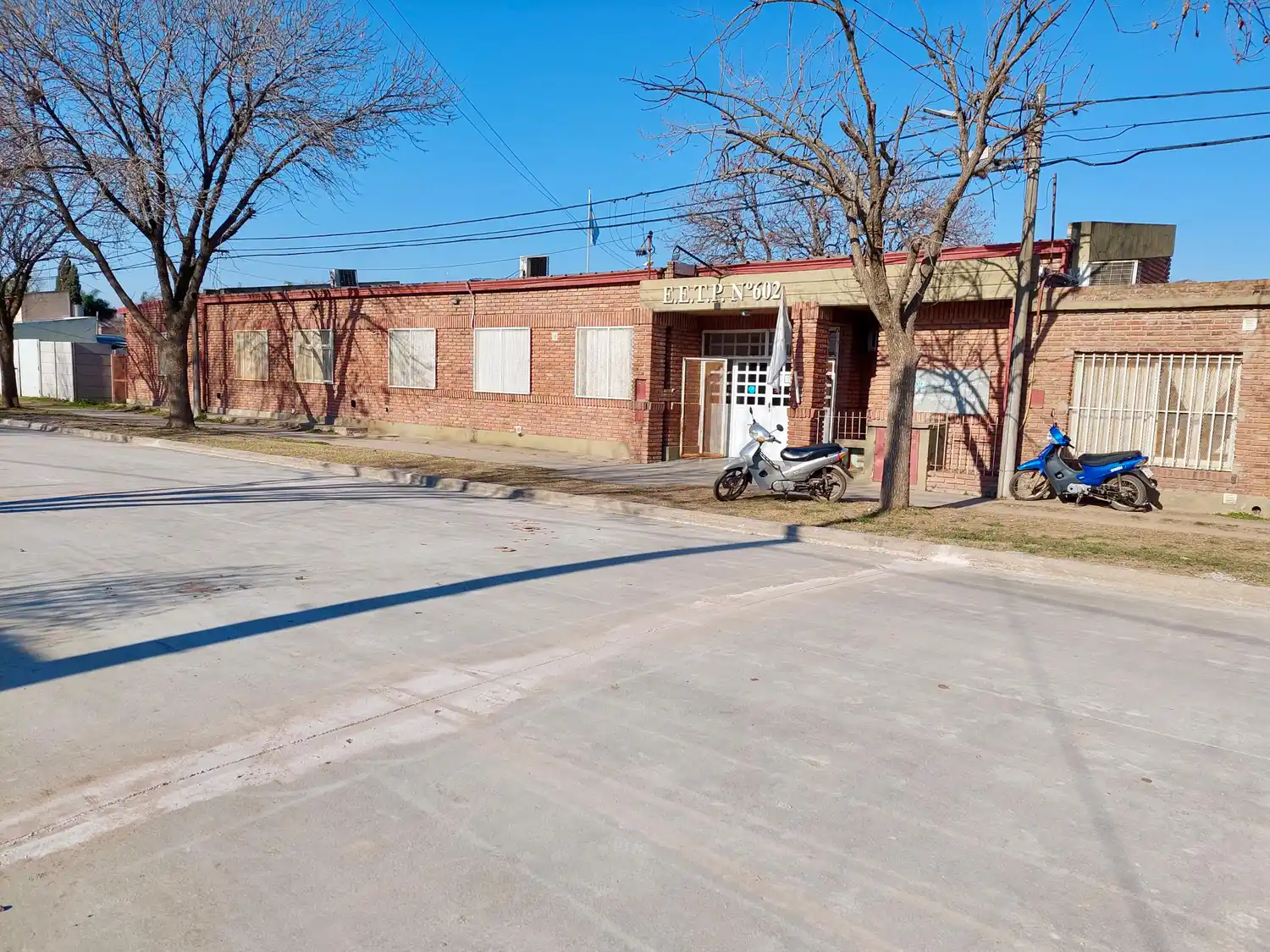 La Escuela N° 602 luce completamente distinta con la calle pavimentada.