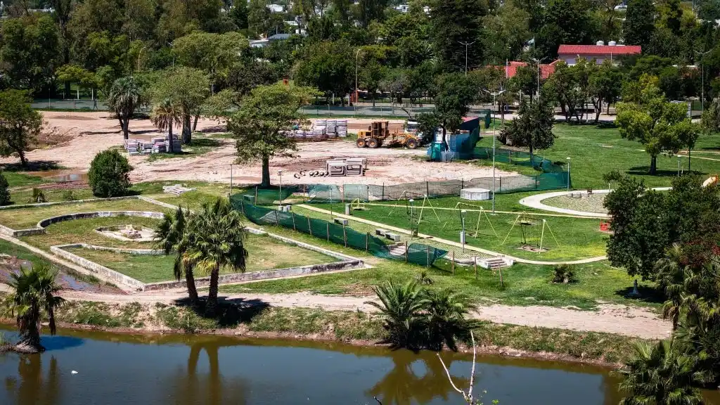 Inaugurado en 1939, cuenta con el primer lago artificial de la región.
