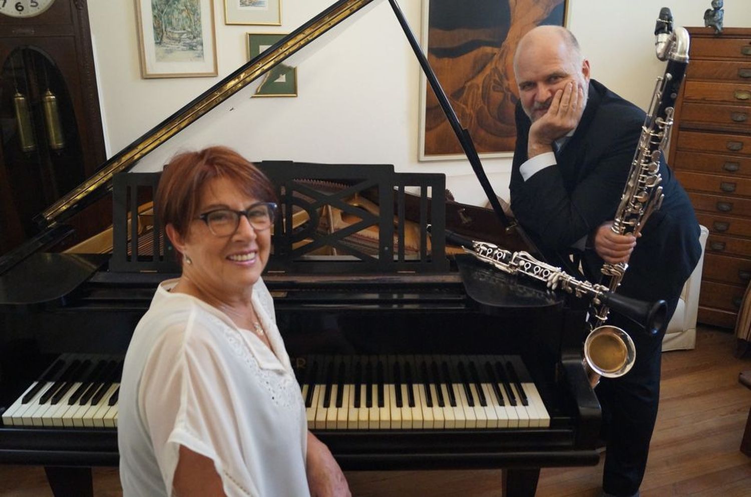 Con el Steinway ya restaurado, continúa Victoria al Piano