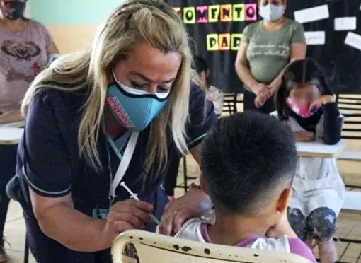 Se comenzará a vacunar en escuelas contra el Covid-19