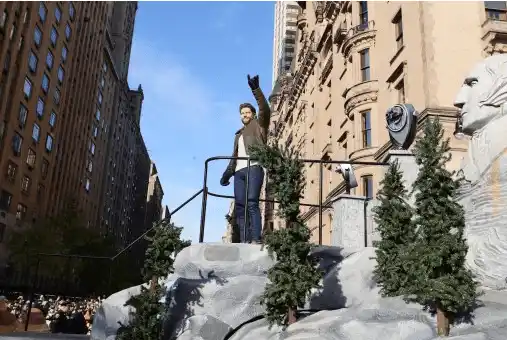 Cris Lane fue uno de quienes desfiló y cantó en el desfile de  Thanksgiving. 