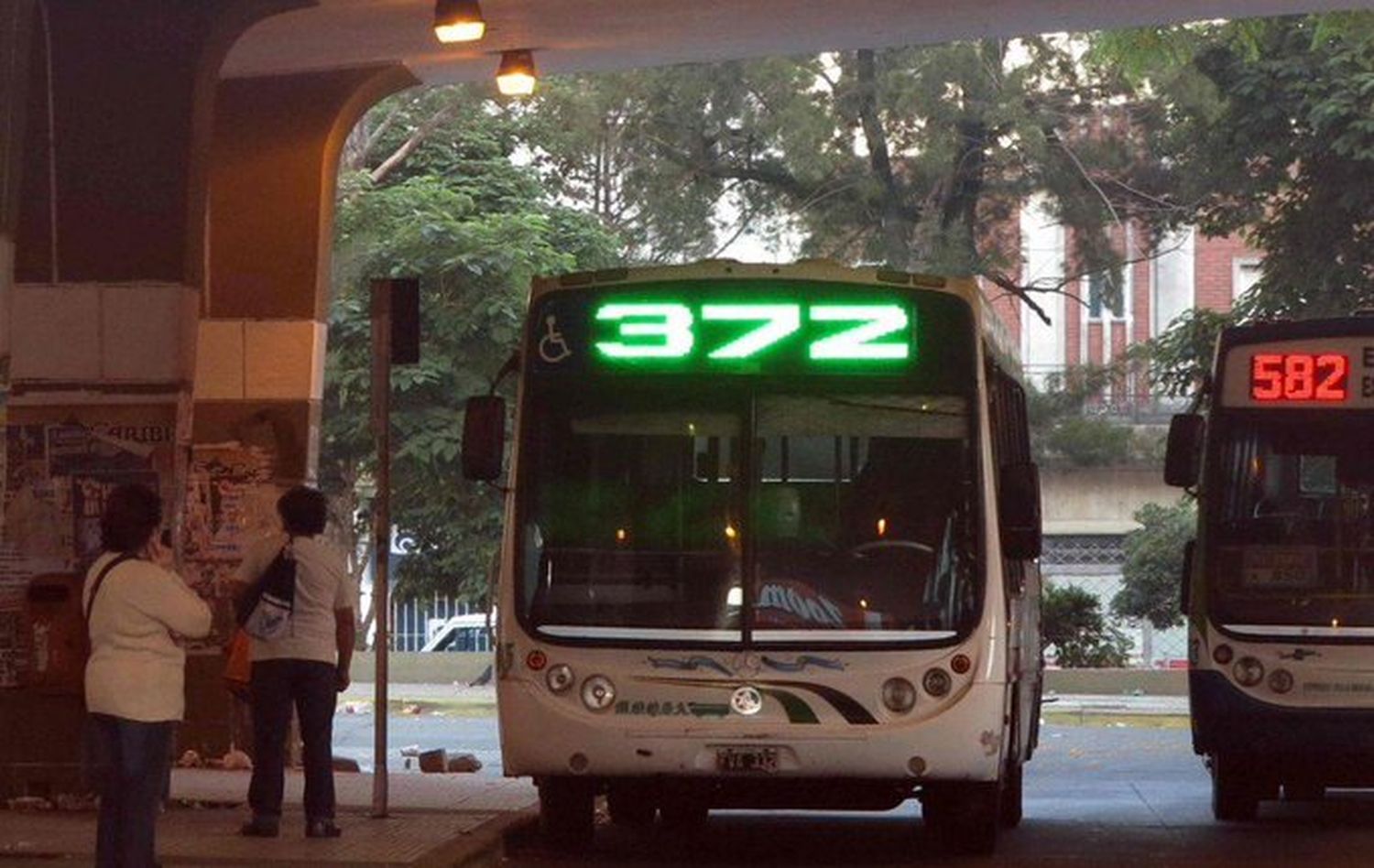 Empresas de colectivos amenazaron con cortar el servicio nocturno y en las redes estallaron los memes y las críticas