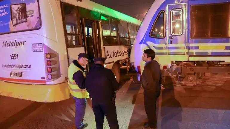 Neuquén: cuatro heridos tras chocar un micro urbano con un tren