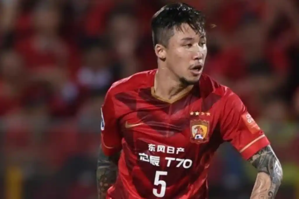 China prohíbe que los futbolistas tengan tatuajes a la vista