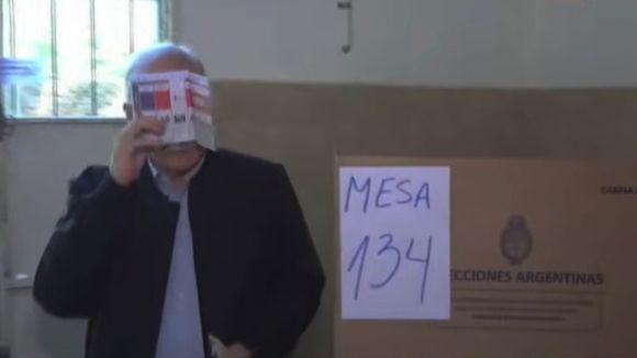 Taiana votó en Vicente López con blooper incluido: mostró parte de la boleta al acomodarse los anteojos