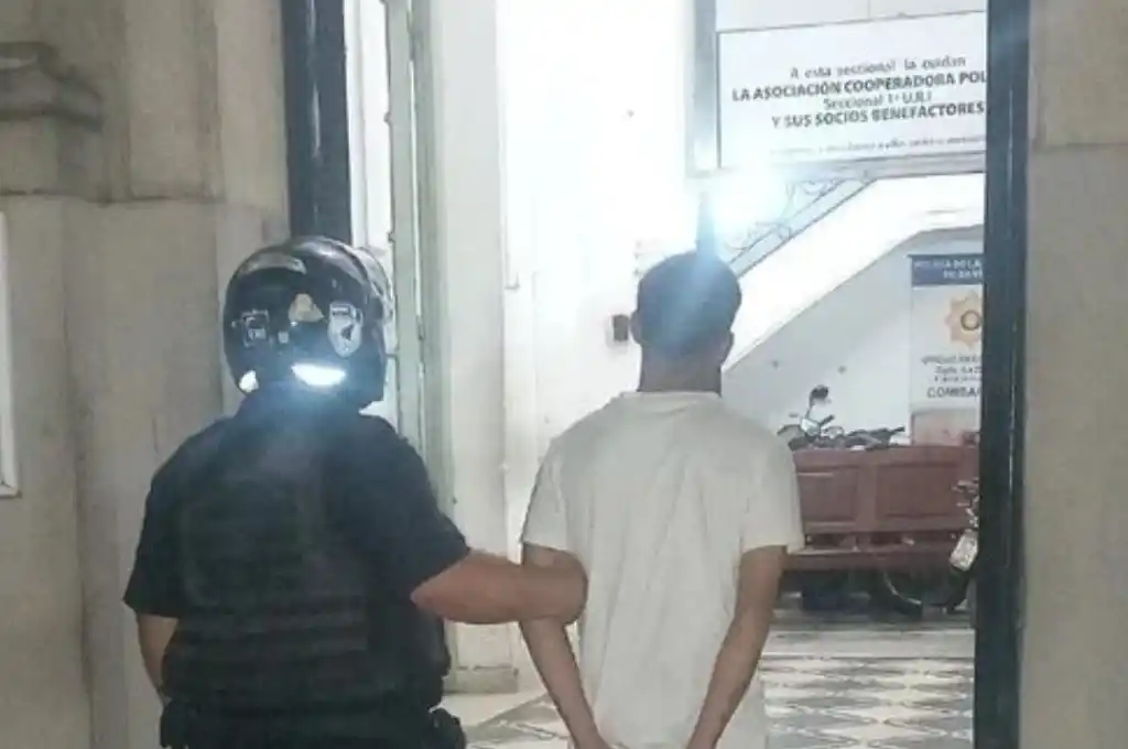 El joven arrestado fueron trasladados a la Comisaría 1a.