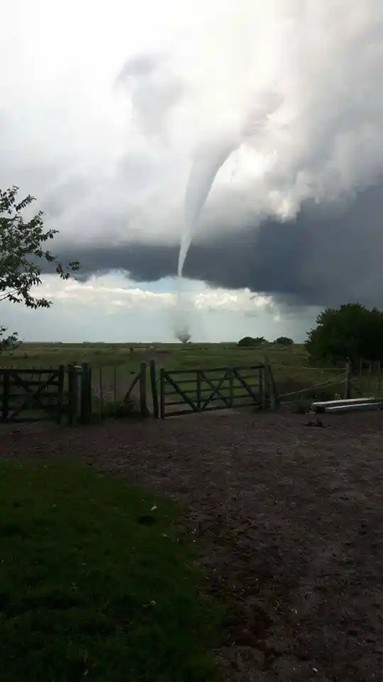 Un impresionante tornado fue captado en cercanías de la laguna La Salada