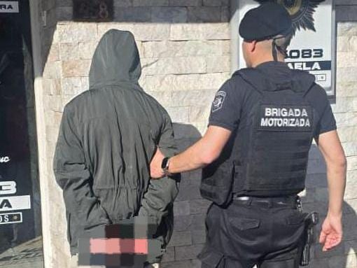 Vio a un sospechoso en la casa de una vecina y avisó enseguida a la policía