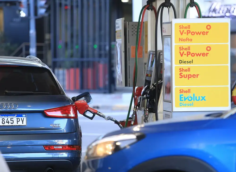 Shell y Axion aumentaron los precios de sus combustibles.