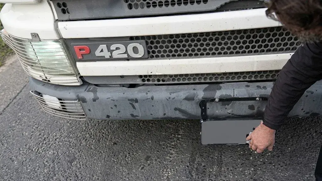 La camión contaba con un mecanismo que ocultaba la patente. La restante tenía barro de exprofeso.