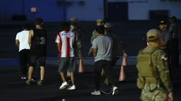 DEPORTAN al PRIMER LOTE de MIGRANTES que pasaron por el DARIÉN: son 29 colombianos con antecedentes  (+Detalles)