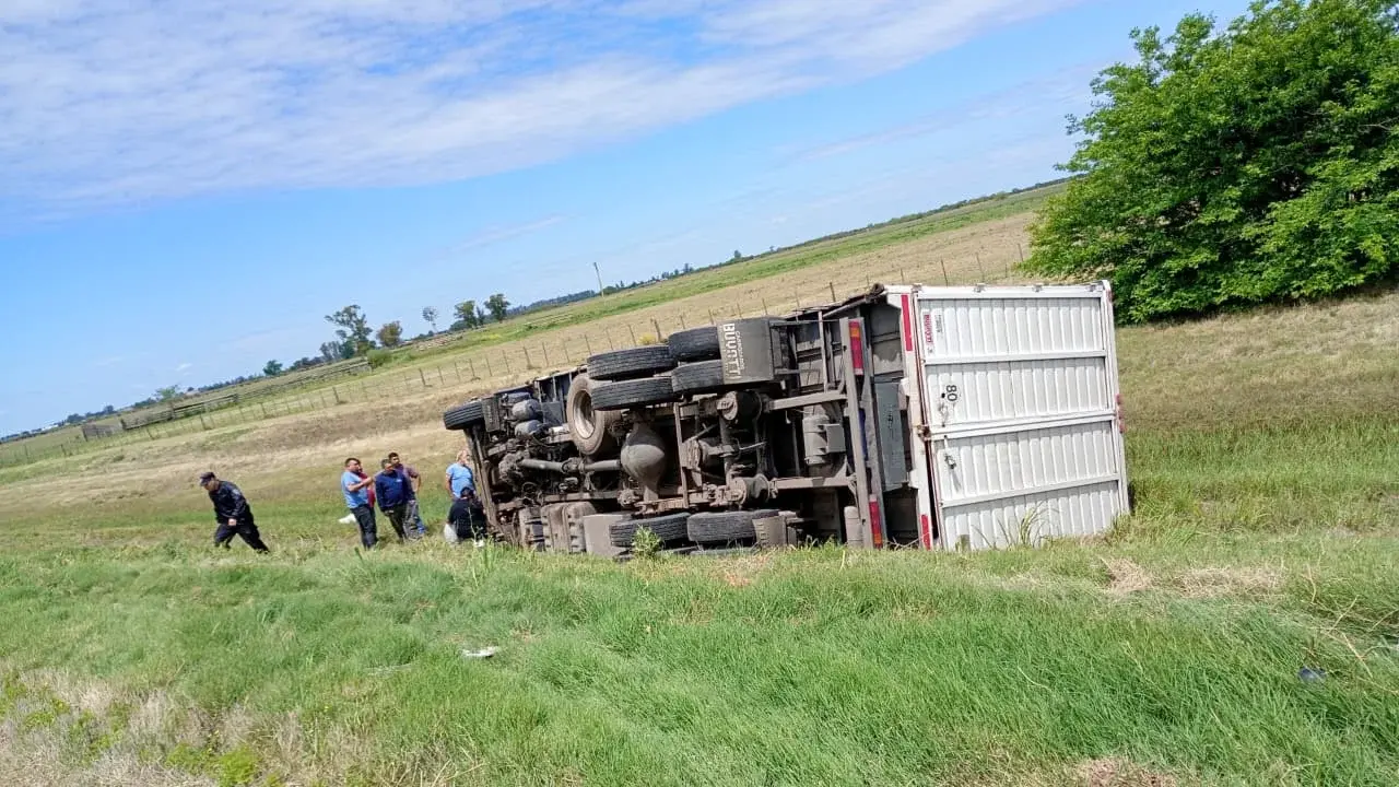 Volcó un camión en Ruta Nacional 34: una persona quedó atrapada en el vehículo