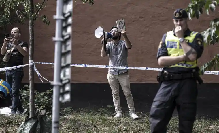 La policía sueca autorizó a un hombre a quemar un ejemplar del Corán frente a una mezquita