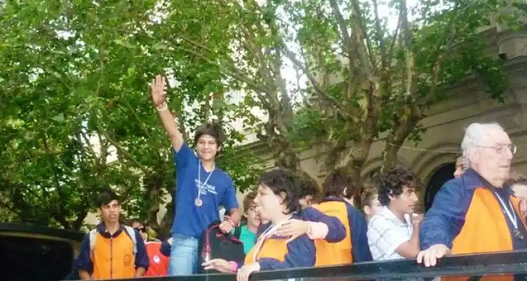 Juegos BA: Los deportistas llegaron a la ciudad en caravana