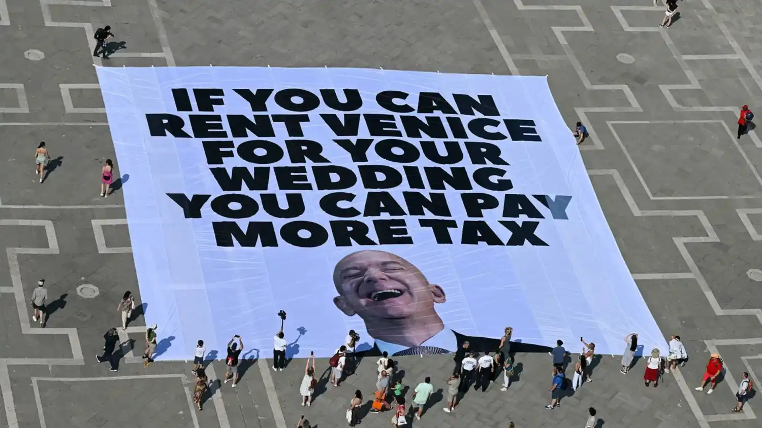 Activistas de Greenpeace desplegaron una pancarta gigante en Venecia días antes de la boda de Jeff Bezos en la ciudad. Stefano Rellandini/AFP/Getty Images