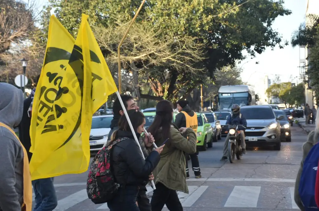 Las manifestaciones se dan por parte de ASOEM, que reclama el cumplimiento de acuerdos paritarios
