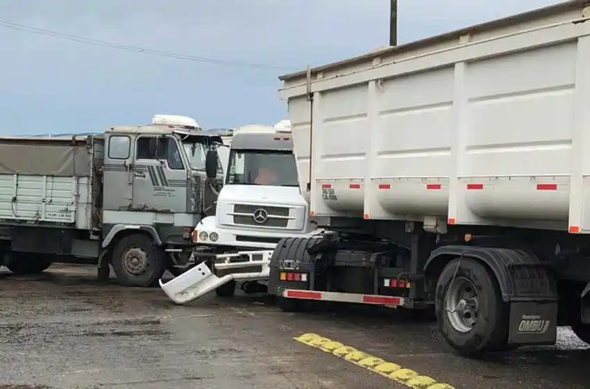 Tres camiones involucrados en un fuerte siniestro vial en la ruta AO12 y la 34