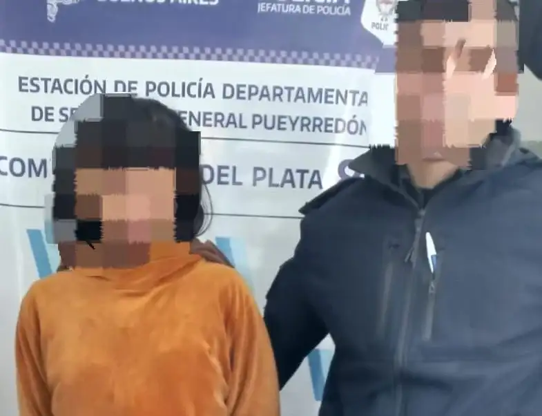 El personal afectado al control descubrió un envoltorio contenido en un profiláctico, que la mujer llevaba escondido entre su ropa.
