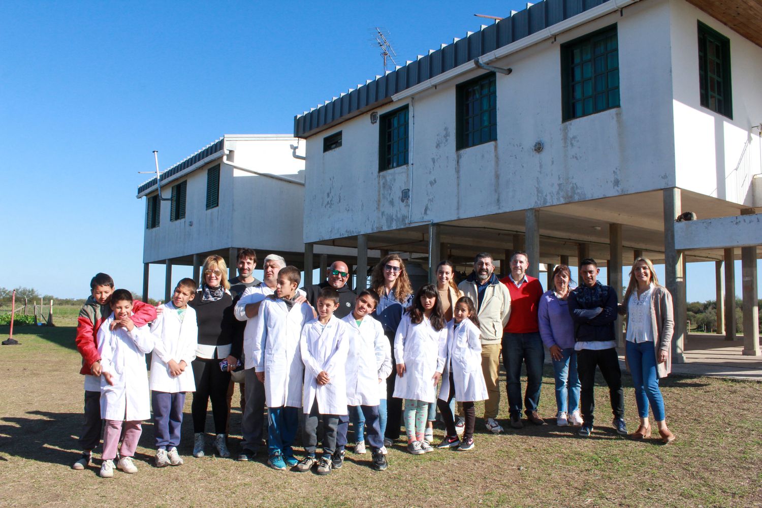 La escuela inauguró recientemente un sistema de energía solar.