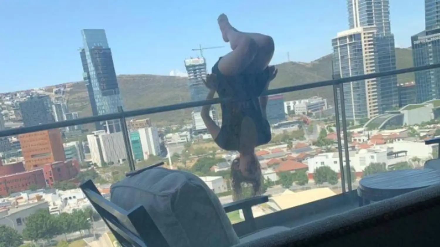 Fanática de los deportes extremos se cae de un balcón mientras hace yoga