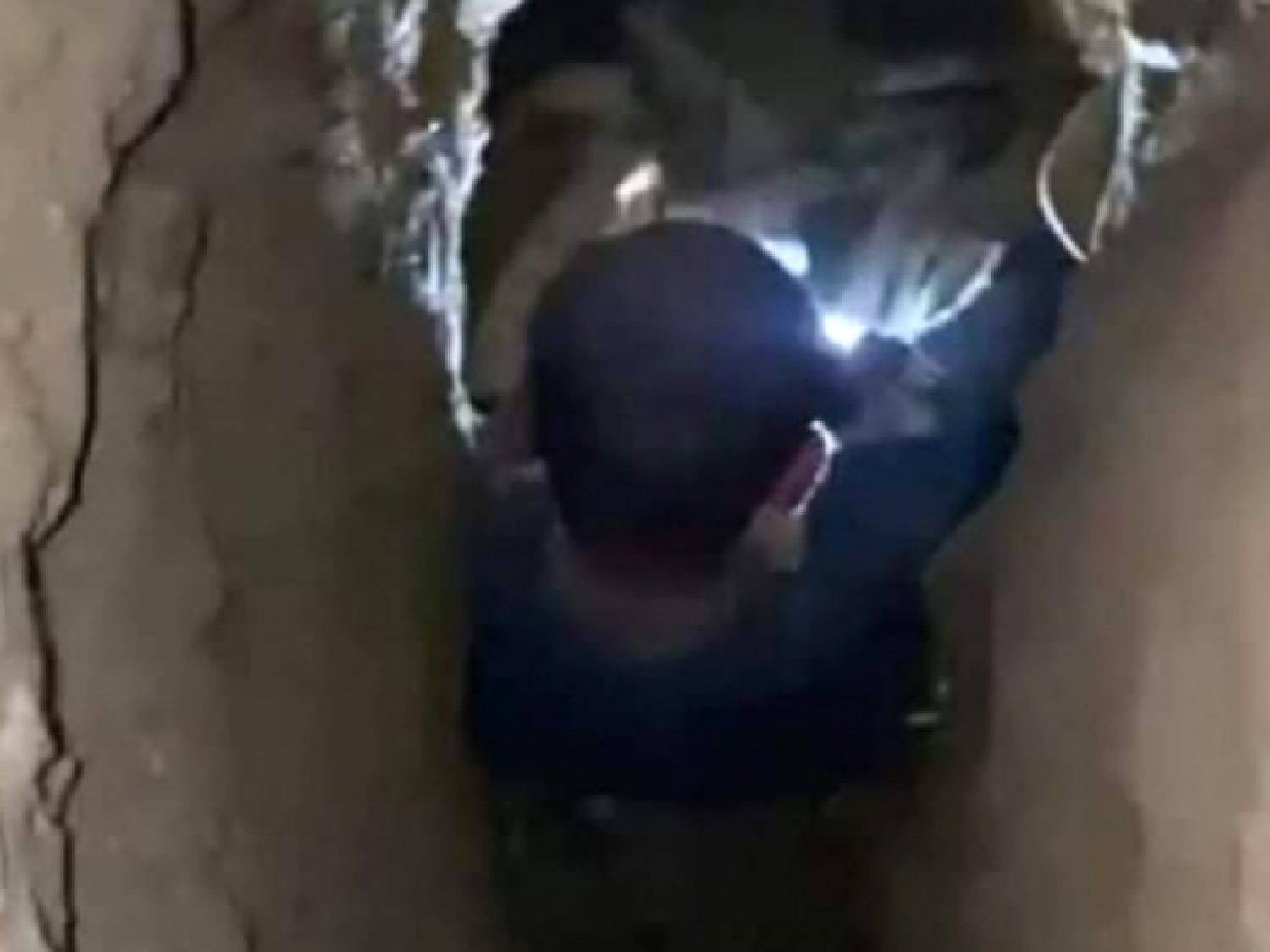 Intentan rescatar a un niño atrapado en un pozo de 25 metros de profundidad