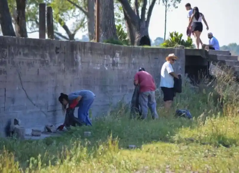 Chascomús y una discusión que vuelve cada verano: la ciudad limpia que se reclama, pero que muchas veces no se cuida