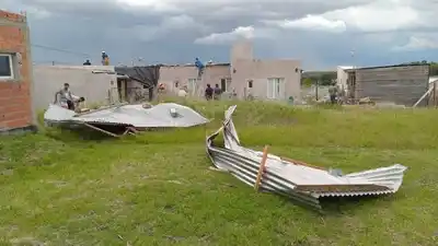 Un techo volado en Villa Cacique.