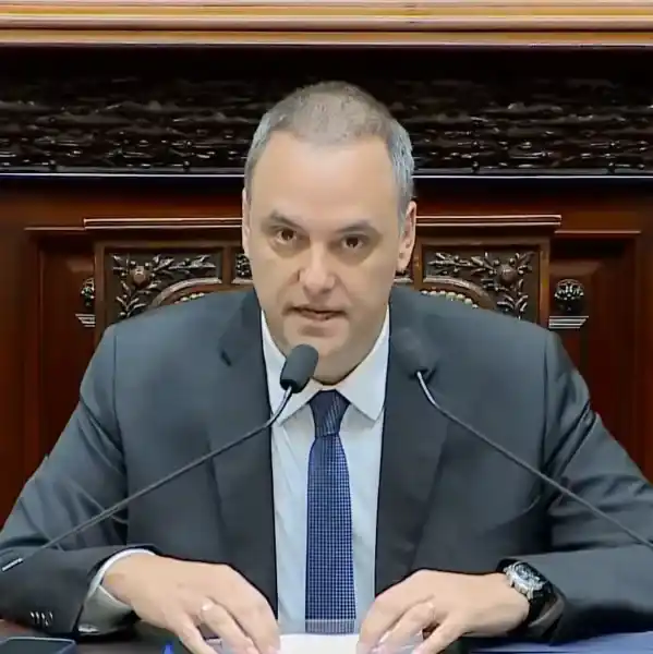 Adorni acusó al kirchnerismo y a empresarios de una “operación golpista” que frenó la "reconstrucción“